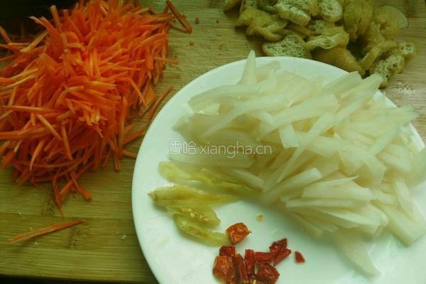 酸萝卜炒豆芽的做法图解2