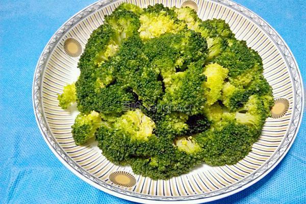 番茄炒西兰花的做法图解1