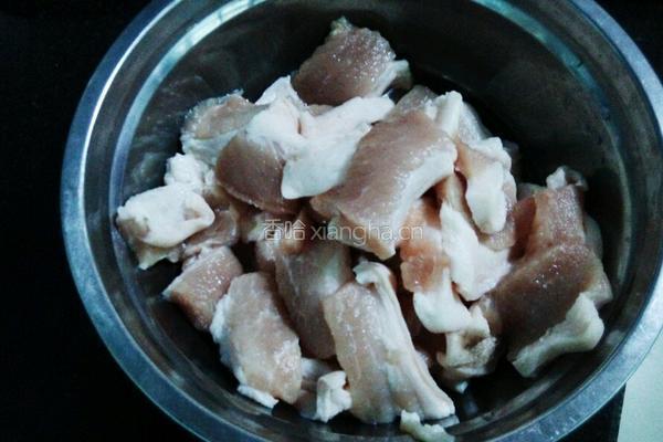 酸菜炖白肉的做法图解1