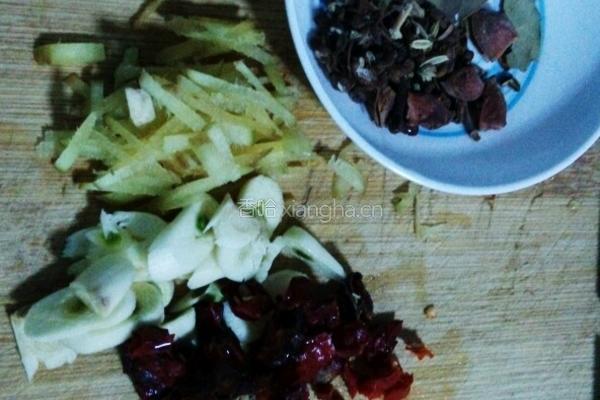 酸菜炖白肉的做法图解3