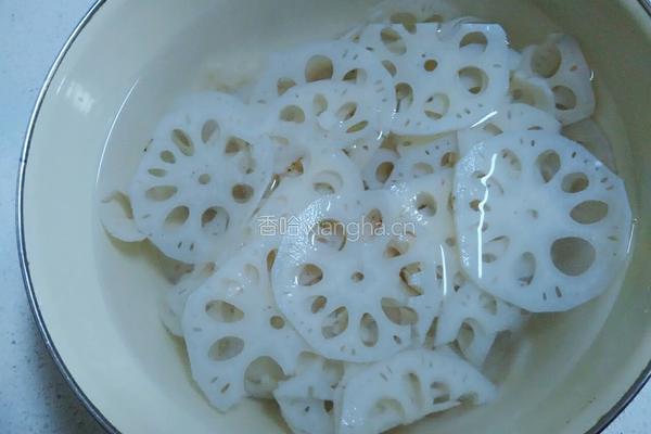 炝拌莲藕的做法图解3