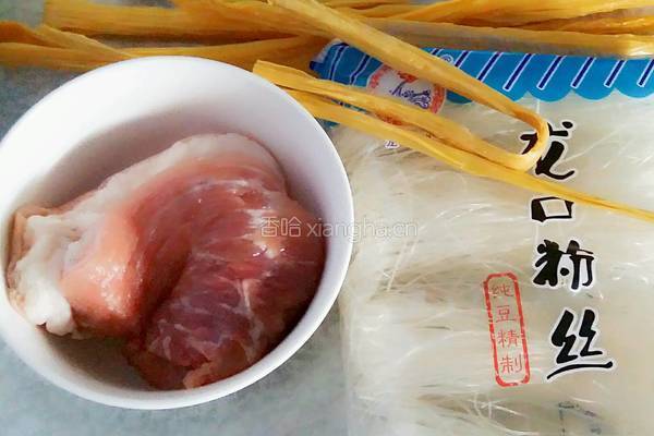 腐竹肉末蒸粉丝的做法图解1