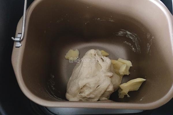 豆沙面包的做法图解2