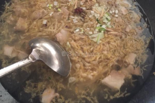 五花肉炖酸菜的做法图解4