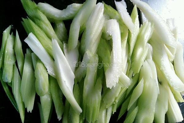 芹菜炒脆鲩鸡肉的做法图解2