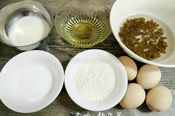 葡萄干蛋糕卷的做法图解2