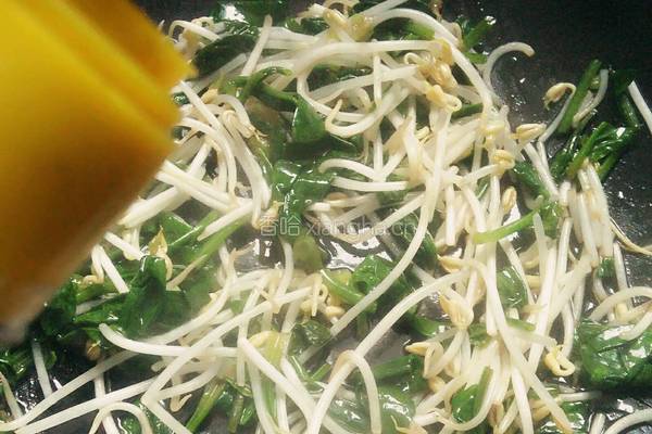 菠菜炒黄豆芽的做法图解6