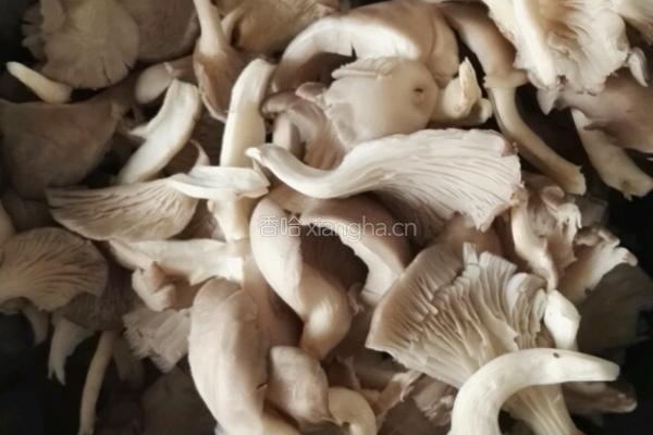 豆腐菌子木耳汤的做法图解2