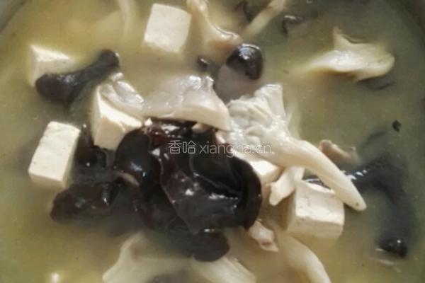 豆腐菌子木耳汤的做法图解3