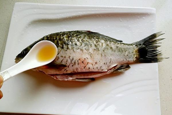 鲫鱼豆腐汤的做法图解1