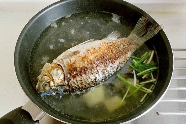 鲫鱼豆腐汤的做法图解6