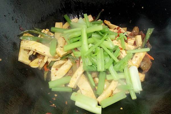 芹菜炒豆干的做法图解10
