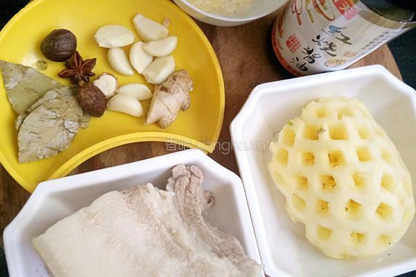 菠萝红烧肉的做法图解1