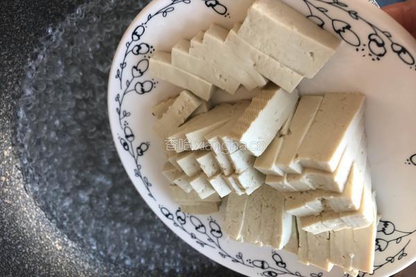 蟹菇芹菜豆腐汤的做法图解4