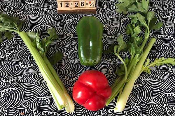 青椒炒芹菜的做法图解1