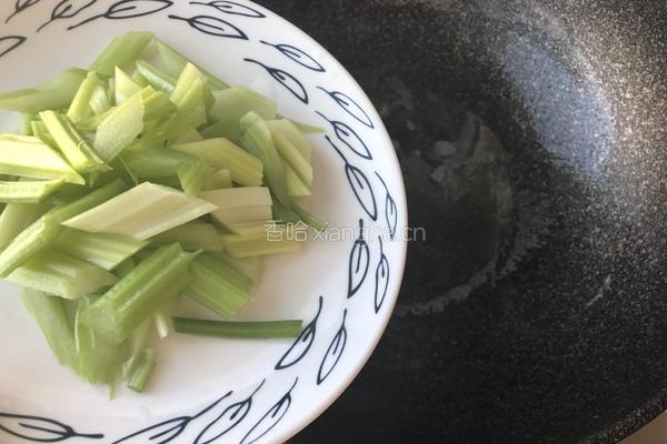 青椒炒芹菜的做法图解3