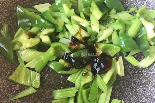 青椒炒芹菜的做法图解5