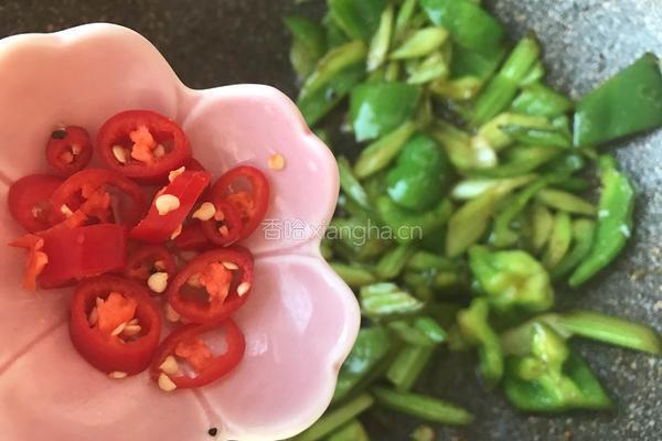 青椒炒芹菜的做法图解7
