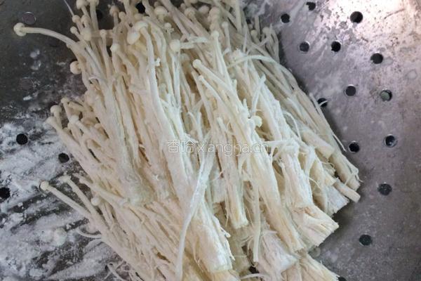 香辣脆香菇的做法图解2