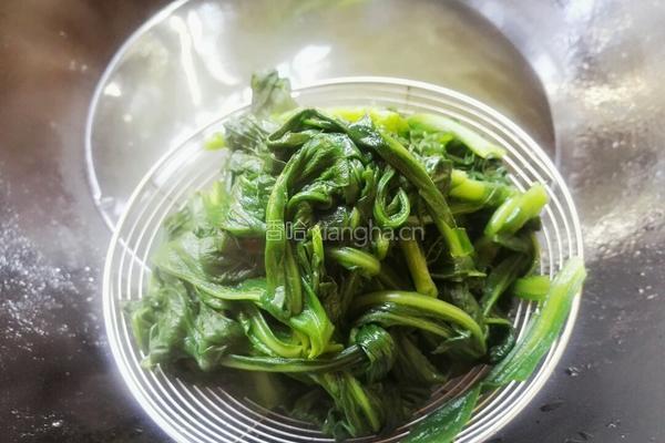 凉拌茼蒿菜的做法图解8