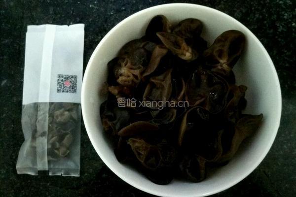 凉拌黑木耳的做法图解1