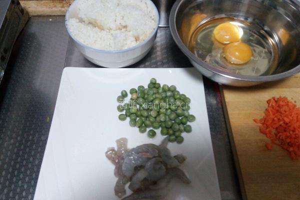 什锦炒饭的做法图解1