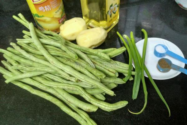 土豆炖豆角的做法图解1