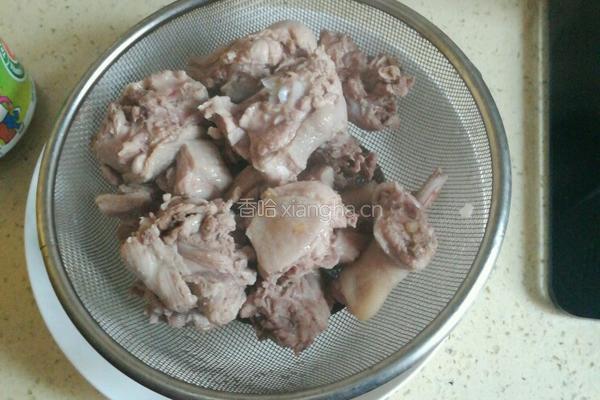 胡萝卜红烧鸭腿的做法图解3