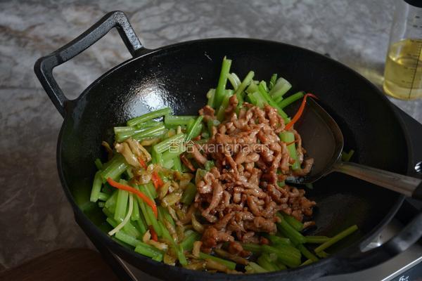 芹菜炒肉丝的做法图解12
