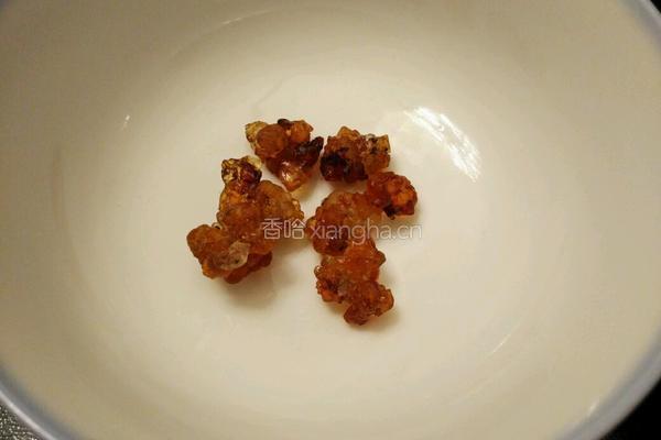 桃胶皂米银耳羹的做法图解1