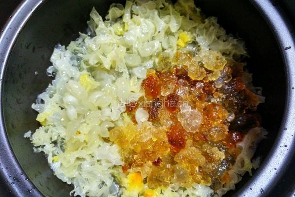 桃胶皂米银耳羹的做法图解9