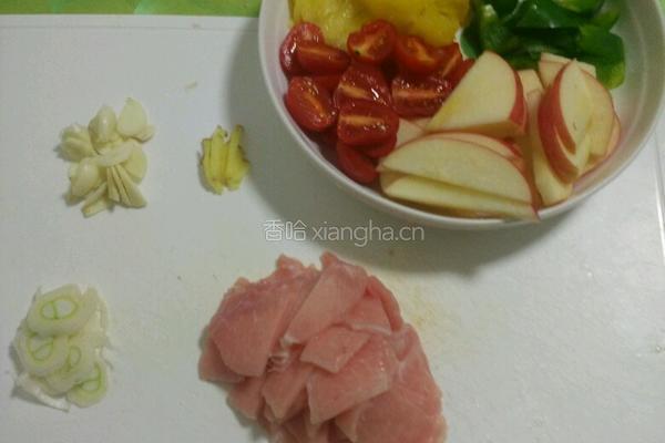 苹果菠萝炒肉片的做法图解2