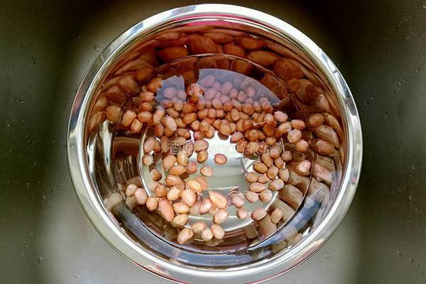 凉拌芹菜花生米胡萝卜的做法图解1