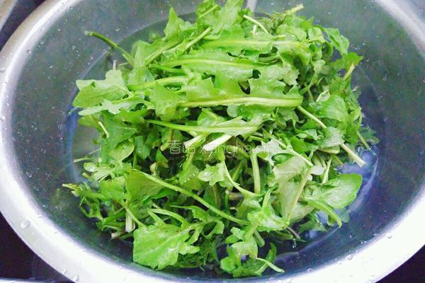 荠菜炒蛋的做法图解1