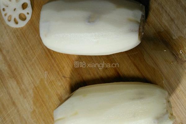 老干妈炒莲菜的做法图解1