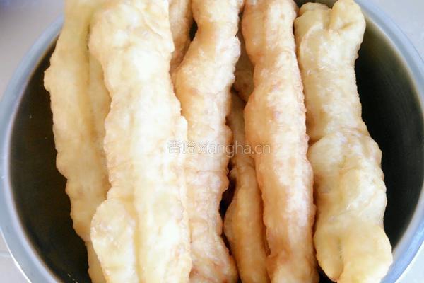 炸油条的做法图解9