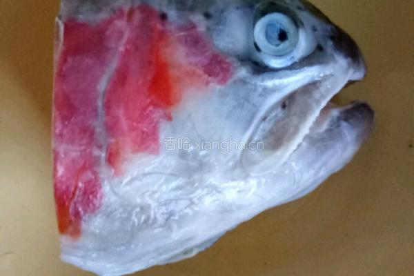 宝宝辅食三文鱼头豆腐汤的做法图解2