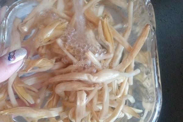 黑木耳炒黄花菜的做法图解3