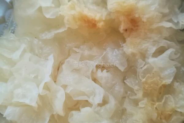 雪梨银耳羹的做法图解1