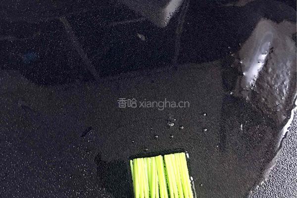 翡翠玉扇一一芹菜叶煎蛋饼的做法图解5