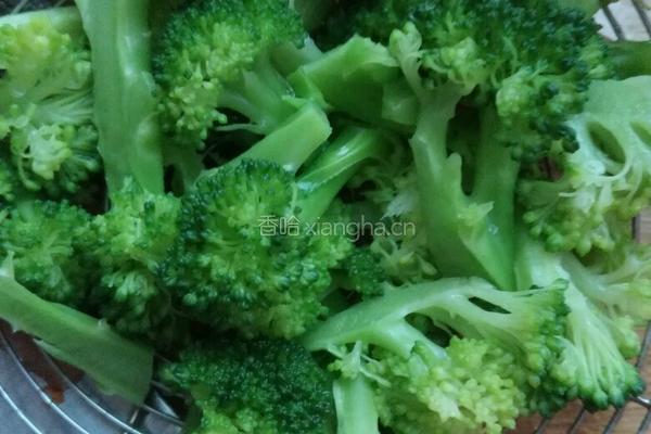 番茄西兰花的做法图解1