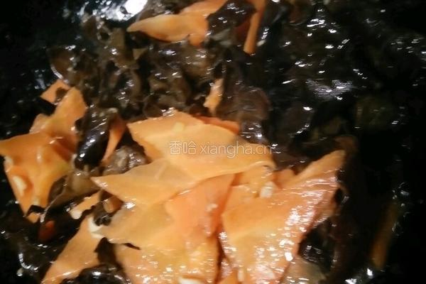 胡萝卜炒木耳的做法图解4