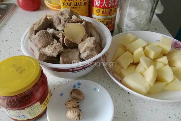 腐乳排骨烧土豆的做法图解1