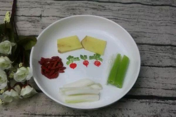 莲藕玉米骨头汤的做法图解1