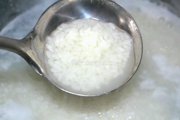 皮蛋瘦肉粥的做法图解2