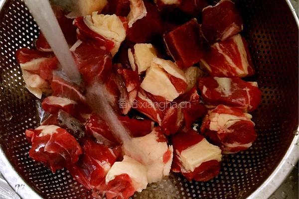 土豆烧牛腩的做法图解1