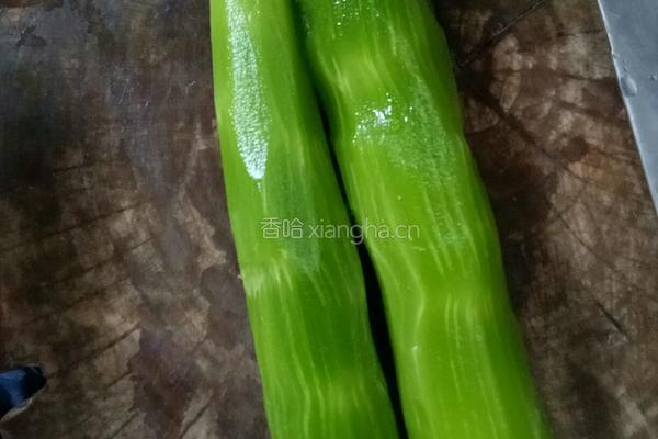 猪油渣炒莴苣丝的做法图解1