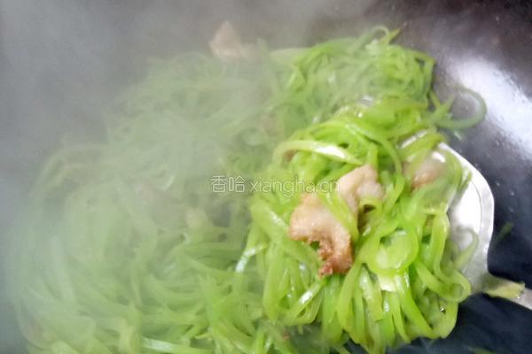 猪油渣炒莴苣丝的做法图解5