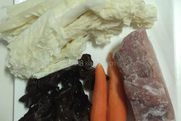 打卤面（白菜木耳胡萝卜肉丁卤）的做法图解4