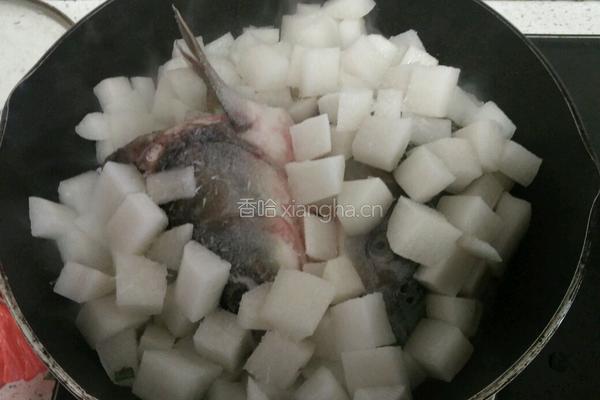 草鱼头炖萝卜丁的做法图解1